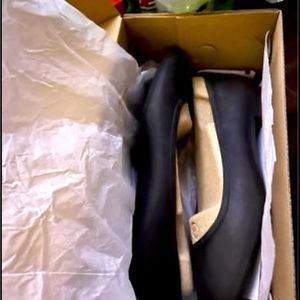 Hush puppies women flats color black size 8